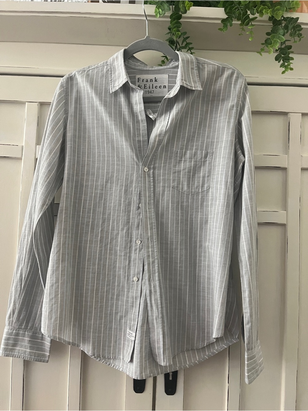 Frank & Eileen Barry Light Gray Pinstripe Button-Down Shirt Size M Excellent